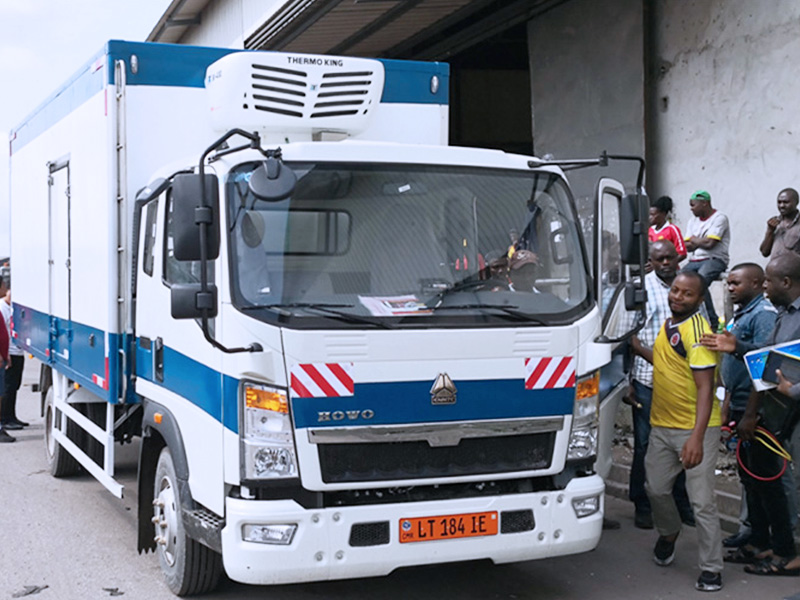 中国重汽首批HOWO轻卡冷藏车在喀麦隆经销商场地完成组装并交付